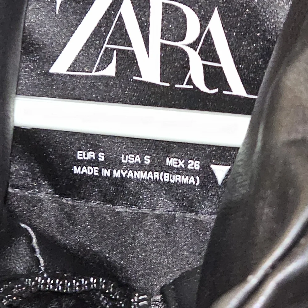 Zara Womens Black Faux Leather Cropped Puffer Vest Sz Small Excellent Like New - Picture 2 of 4